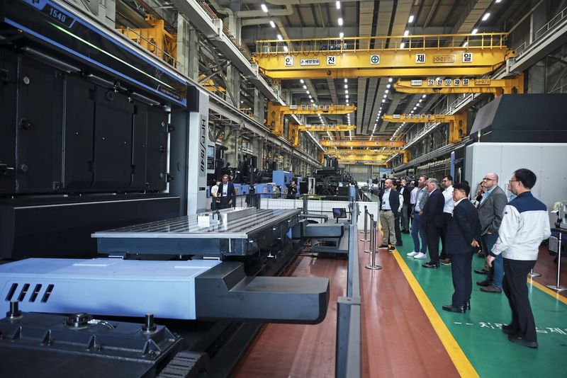 Das Werk in Seongju, der zweite Ausstellungsort der DIMF, wurde mit einer Produktionsinfrastruktur ausgestattet, die für großformatige Werkzeugmaschinenmodelle für Branchen wie die Öl-, Gas- und Luftfahrtindustrie optimiert ist. Ausgestellt wurden Großmaschinen für die Bearbeitung großer Teile, darunter das vertikale Drehzentrum mit Stößel, das für die Luft- und Raumfahrtindustrie optimiert ist, die Mehrzweck-Brückenfräse für Anwendungen wie die Bearbeitung von Formen und ein Bearbeitungszentrum für spezielle Anwendungen, bei denen die Reibrührschweißtechnik zum Einsatz kommt. (Bild: DN Solutions)
