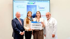 Thüringens Gesundheitsministerin Katharina Schenk (3.v.l.) überreichte den Zuwendungsbescheid für das Universitätsklinikum Jena (UKJ) an Prof. Dr. Ekkehard Schleußner, Direktor der Klinik für Geburtsmedizin am UKJ (rechts). Links im Bild: Prof. Dr. Otto W. Witte, medizinischer Vorstand, und Corinna Jendges, kaufmännischer Vorstand des UKJ. (Bild: Rodigast/UKJ)