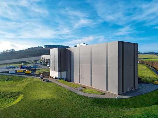Im Logistikzentrum in Meschede-Grevenstein verbinden rund sechs Kilometer Palettenfördertechnik drei Hochregallager, mehrere Verladebereiche sowie Sortier- und Abfüllanlagen.(Bild:  C. & A. Veltins)