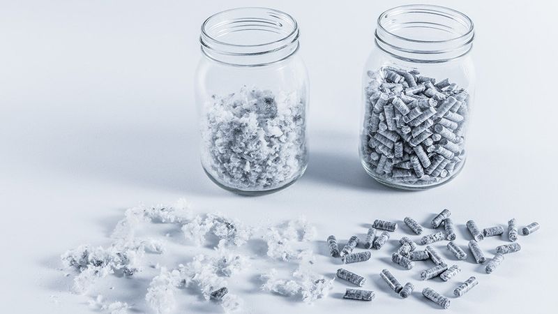 Aus Flocken, Folienreste oder Fasern werden im Recycling Technikum der NMB rieselfähige Pellets.(Bild:  Neue Materialien Bayreutz)