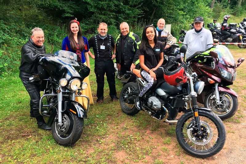 Doppelt schön: Gruppe 7 holte sich gleich zwei Mal weibliche Unterstützung ins Bild – das Schneewittchen und Ursula James vom Organisationsteam. (Bild: Wenz/»kfz-betrieb«)