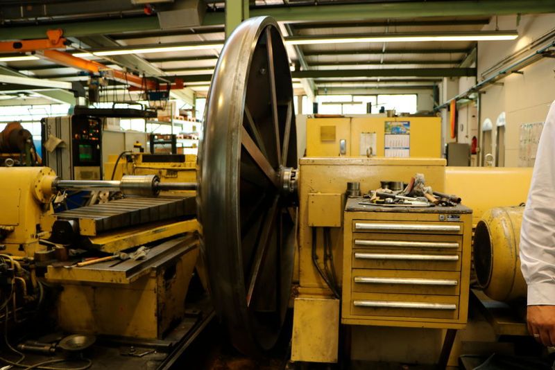 Große Drückteile erfordern große Maschinen und Werkzeuge. (Itasse)
