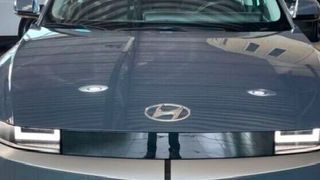 Blick auf die Front des Elektroautos Ioniq 5 von Hyundai. Mit diesen Fahrzeugen will Waymo, bekanntlich Spezialist und Vorreiter in Sachen Robotertaxis, seine Flotte erweitern.  (Bild: Hyundai)