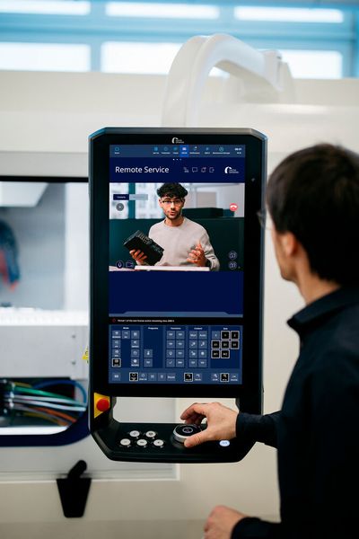 Blick auf ein digitales Assistenzsystem von United Grinding, das dabei hilft, dass notwendige Wartungsarbeiten an Maschinen punktgenau und engmaschiger durchgeführt werden können, wie es heißt. So erhält man die Produktivität langfristig und schont Ressourcen. (Bild: United Grinding Group)