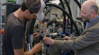 Der Hydraulikprüfstand von Bosch Rexroth vermittelt den Teilnehmern der Hydraulik-Qualifikationskurse Praxiswissen. (Bild: Hochschule Ulm)