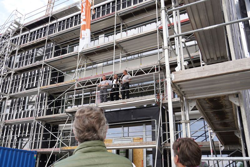 Der Kranz wird in luftige Höhen gehoben. (Bild: C4B)