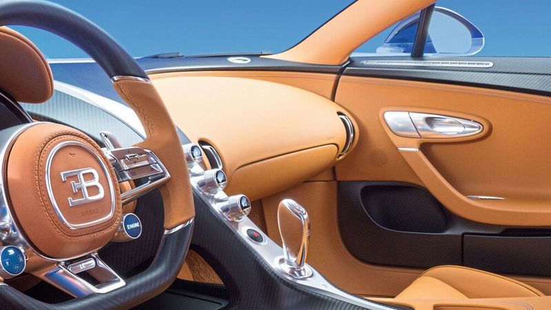 Von Weinstadt nach Molsheim: 15 Stunden Handarbeit stecken in dem Instrumententräger in der Mittelkonsole des Bugatti Chiron, der aus einem massiven Alublock gefräst wird. (Bild:  Bugatti)