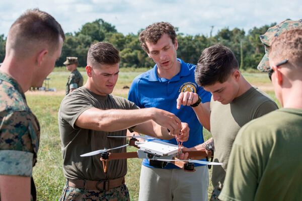John Gerdes und sein Team. Der Armeeforscher  arbeitet an 3D-gedruckten Drohnen eng mit den U.S. Marines in Camp Lejeune, North Carolina zusammen. (David McNally, army.mil)