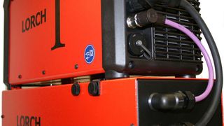 Als Spezialist im Bereich WIG-Schweißen habe Lorch Schweißtechnik seine T-Serie, den Allrounder unter den WIG-Schweißgeräten, nochmals optimiert. Wasserkühlung an die Stromquelle anschließen und losschweißen, heißt es jetzt... (Bild: Lorch)