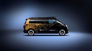 Die Serienversion des ID Buzz AD verfügt über einen verlängerten Radstand und eine erhöhte Dachlinie für den Einsatz in vollautonomen Mobilitätsdiensten. (Bild: Moia)