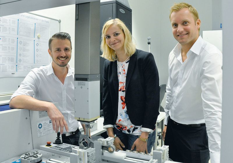 Mario Pichler (li.), Leiter strategische Qualitätssicherung bei Pankl Racing Systems in Bruck an der Mur, mit Aline Baumeister, Produktmanagerin bei der Zeiss 3D Automation, und Michael Munzel, Regional Sales Manager Europa der Zeiss 3D Automation. (Zeiss)