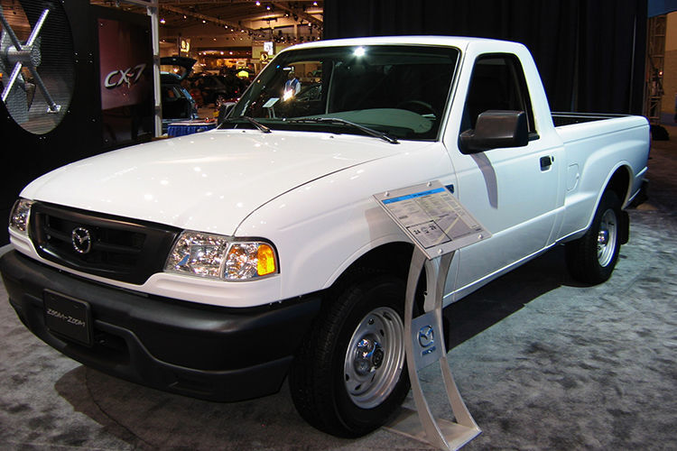 Die Mazda B-Serie wird bereits seit 1961 gebaut. Das von 1998 bis 2006 produzierte Modell der Baureihe gibt es im Iran noch als Neuwagen und wurde 1.785 mal gekauft. (Mazda B-Series truck on display at the 2006 Washington Auto Show / Aude / CC BY-SA 2.5)