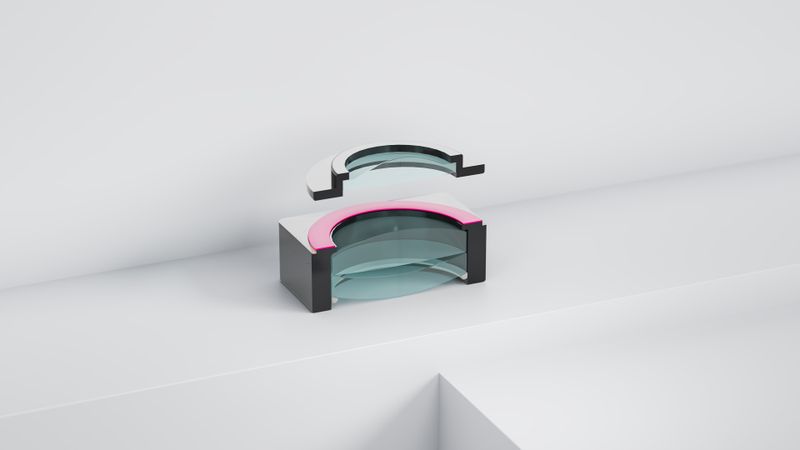 Fügen der First Lens auf Linsenpaket, Klebstoff zu Illustrationszwecken Magenta gefärbt. (Bild:  Delo)