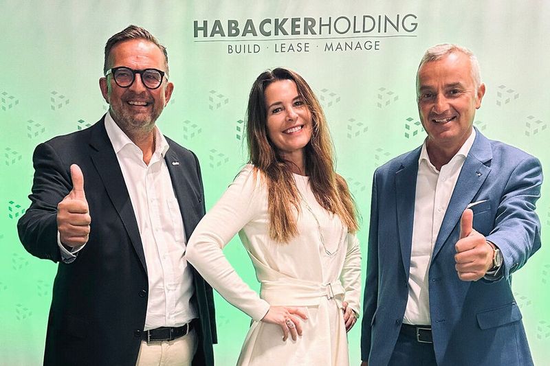 Gute Laune zum Richtfest verströmen (v.l.): Frank Bolz (GF Allgaier GmbH), Stephanie Habacker-Arndt (geschäftsführende Gesellschafterin Habacker Holding) und Günzburgs OB Gerhard Jauernig.