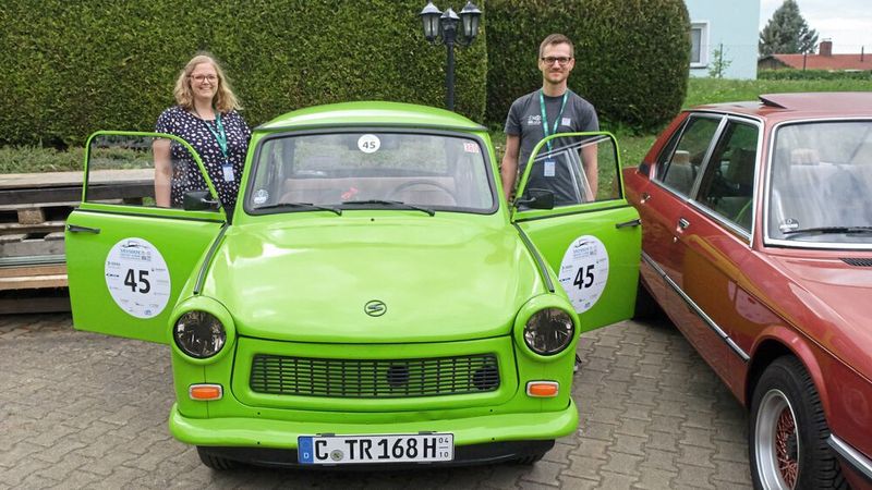 Mit 26 PS und viel Hoffnung mit dabei: Christin und René Leber im Trabant 601 L, Baujahr 1987. (Bild: Zietz/»kfz-betrieb«)