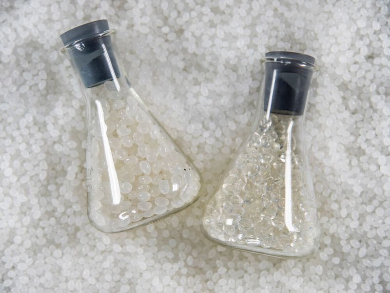 Amorphes und kristallines Polylactid Granulat. (Bild: Fraunhofer ICT)