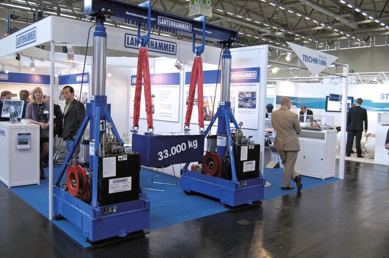 Auch Dienstleister präsentieren sich auf der Usetec. Im Bild der Stand eines Anbieters von Demontagen, Remontagen und Neumontagen von Maschinen und Anlagen aller Art. (Bild: Schreier)