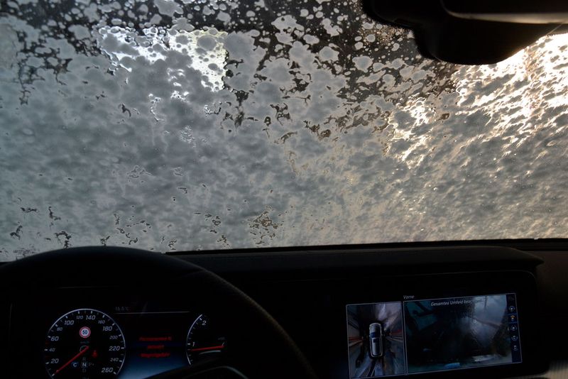Nein, das ist kein Schnee, sondern nur der Schaum in der Waschanlage.  (Bild: Michel / »kfz-betrieb«)