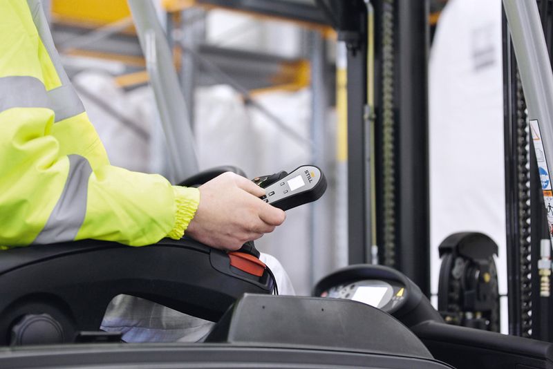 Bei einer Shuttle-Kanalfahrt können mit Hilfe der Fernbedienung alle Paletten gezählt werden. Die Anzahl wird per Funk zum Display der Fernbedienung übertragen. Auf diese Weise kann automatisiert eine Inventur durchgeführt und eine definierte Palettenanzahl ausgelagert werden. (Bild: Knehr)