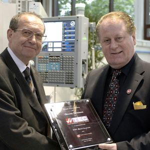 Paul Vandevelde (Rektor der katolischen Sekundarschule in Oudenaarde) und Peter Hall (Geschäftsführer von Haas Automation Europe) bei der Einweihung des Haas Technical Education Center (HTEC).