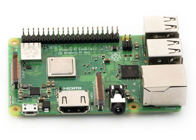 Raspberry Pi 3B+: kommt erstmals mit Kühlkörper für den SoC. Zudem ist die Wireless-Schaltung (oben links) unter einem Metallschirm eingekapselt und mit dem Raspberry-Pi-Logo versehen. So konnte die Raspberry Pi Foundation das gesamte Board als ein Funkmodul gemäß den FCC-Regeln zertifizieren. (Farnell )