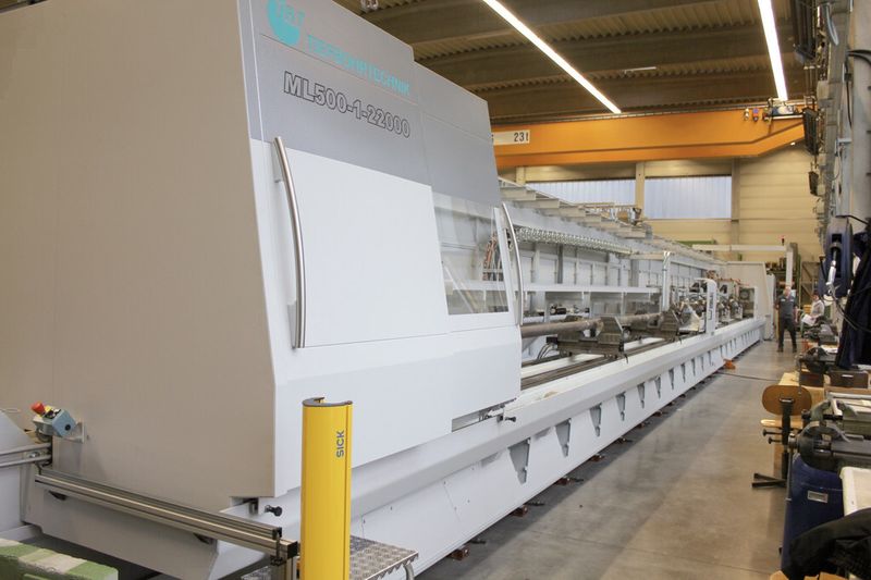 Bild 2: Die Bearbeitung der Schleudergussrohre erfolgt auf einer Tiefbohrmaschine der ML-500-Serie. (Bild: TBT)