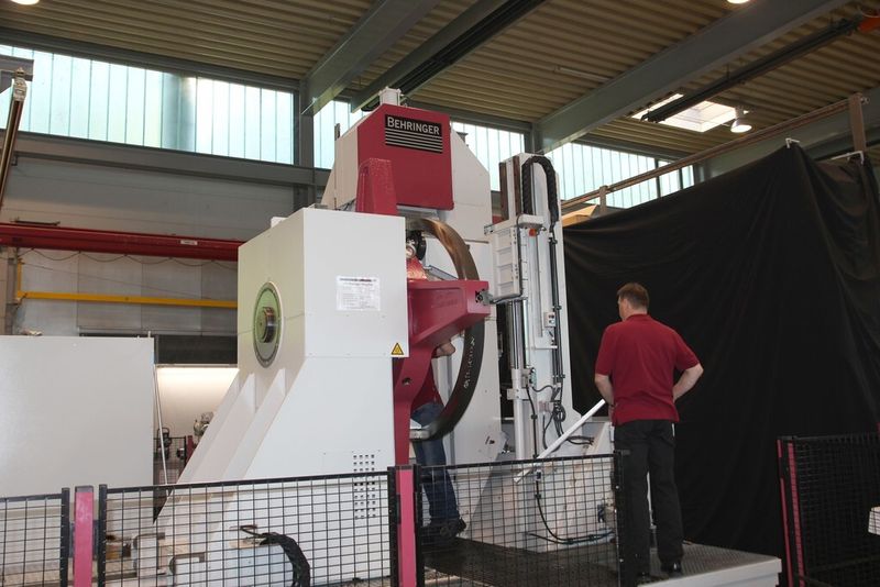 Hier werden Ring-Rohlinge, die für Windkrafanlagen bestimmt sind vorbereitet. Durch Sägen, ist eine solche Komponente schneller herstellbar, als mit irgend einem anderen Verfahren. (Bild: Königsreuther)