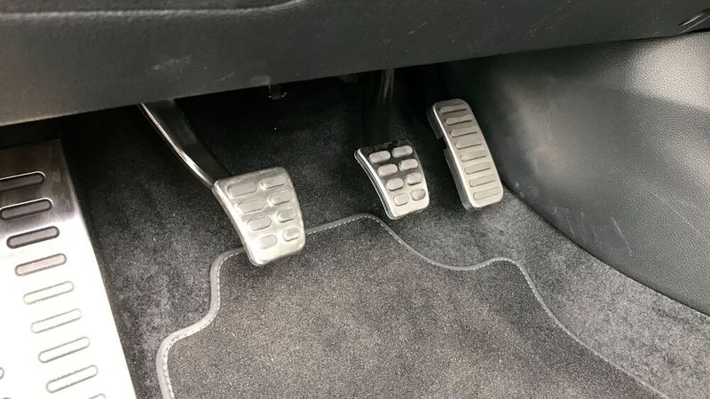 Kurzer Kontrollblick: Auch im Fußraum ist das gewohnte Kupplungspedal vorhanden. (Bild: Rosenow/»kfz-betrieb«)