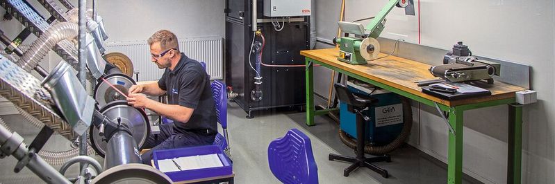 Der Nassabscheider ist als zentrale Einheit mit allen vier Arbeitsplätzen via Wickelfalzrohrleitung verbunden.(Bild:  Esta)