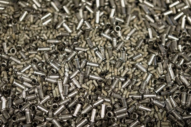 In den Versuchen wird einerseits die passende Anlagentechnik und -ausführung definiert. Andererseits wird die für die Anwendung optimale Schleifkörpergeometrie und -art (keramisch oder kunststoffgebunden) ermittelt. Für ein gleichbleibend gutes Bearbeitungsergebnis sind bei den Schleifkörpern häufig extrem enge Größentoleranzen einzuhalten. (Bild: Hubert Stüken)