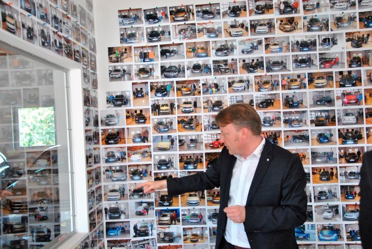 Der persöhnliche Kontakt ist im Autohaus Köhler wichtig. Beim Verkauf eines Fahrzeugs gibt es von jedem Kunden ein Erinnerungsfoto. Zu vielen Bildern weiß Klaus Köhler eine Geschichte. (Foto: Kampfmann)