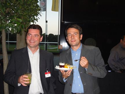 Guckst Du - die Iomega Jungs freuen sich auf Kaya Yanar. (Archiv: Vogel Business Media)