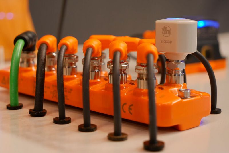 Ifm zeigte IO-Link und verschiedene Anwendungsmöglichkeiten auf der Hannover Messe. Mit Io-Link können unterschiedliche Sensoren ausgelesen werden. Dabei ist es nicht nur möglich, die Daten direkt an einen Industrie-PC zu schicken, sondern auch mithilfe eines Bluetooth-Adapters an mobile Geräte. Mithilfe der kostenlosen App Moneo Blue können die Daten auf Smartphones oder Tablets übersichtlich dargestellt und ausgelesen werden.  (Bild: Sandro Kipar)