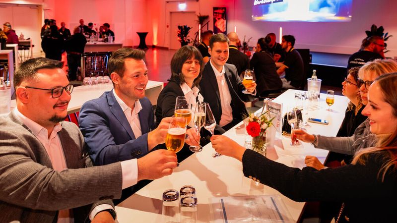 Aber nicht nur der Sieger feierte - auch alle neun anderen ausgezeichneten Betriebe hatten allen Grund dazu.  (Bild: Stefan Bausewein)