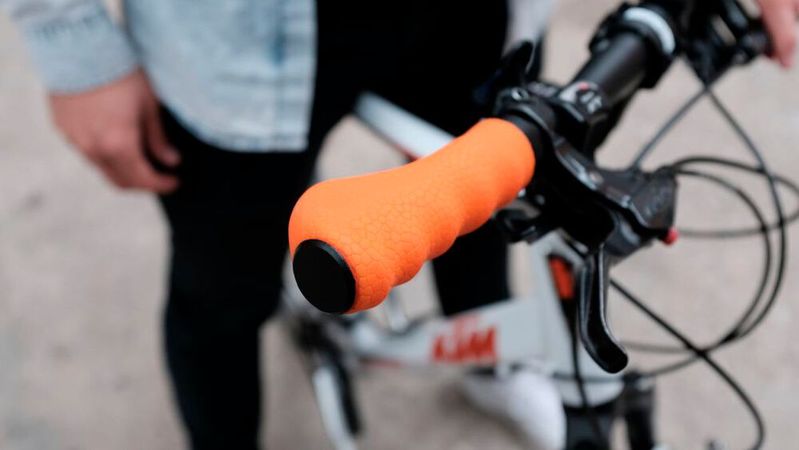 Der auf die Nutzerhand personalisierte Griff kann zusätzlich individuell gestaltet werden: verschiedene Texturen und Farben sowie eine Gravur sind möglich.(Bild:  Personomic)