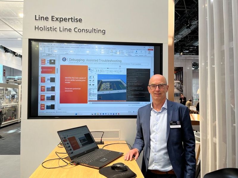Markus Sommerhage präsentierte, was KI für das Engineering von KHS-Abfüllanlagen leisten kann. In eine ähnliche Richtung geht die Weiterentwicklung des KHS ConnectApp Guides. Die optimierte App unterstützt Anwender künftig mit integrierten Stücklisten und bei dynamischen, betriebsstundenabhängigen Wartungsaufgaben. Das Digitalservice-Portfolio von KHS beinhaltet zudem das Innoline Basic Line Monitoring, die 3D-Anlagenplanung sowie die Ferndiagnose- und Fernwartungssysteme ReDiS und Augmented Reality Service.   (Bild: Wühr – VCG)