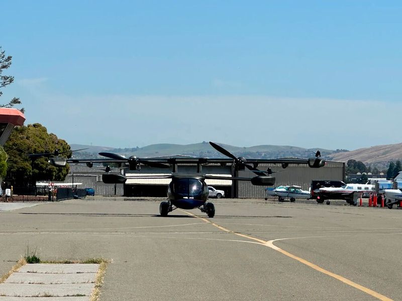Mit ausgeklappten Flügeln ist die A5 bereit für einen VTOL-Start - oder, wie hier mit den beiden nach vorn gerichteten Kippstützen, für einen konventionellen Start oder einen Start auf einer kurzen Landebahn.  (Bild: Aska)