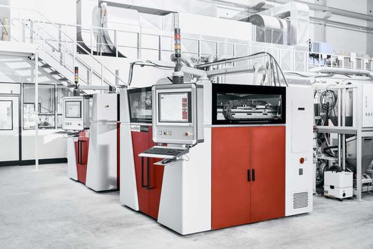 (Bei einem verfügbaren Bauraum von 1'000 x 500 x 600 mm kann die voxeljet VX1000 auf Basis des PMMA-Prozesses mit höchster Präzision Feinguss- oder Architekturmodelle herstellen. Für das Projekt AI Table fiel die Wahl auf diese Technologie, da die Tischbeine für die Anfertigung über ein direktes additives Metalldruckverfahren zu groß waren. Bildquelle: Gratz/voxeljet)