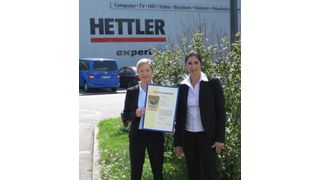 Sunita Patel, Geschäftsführerin »Innovation und Umwelt« der Industrie- und Handelskammer Hochrhein-Bodensee (rechts) übergibt die EMAS-Urkunde an Monika Viecenz, Geschäftsführerin der Hettler GmbH. (Archiv: Vogel Business Media)