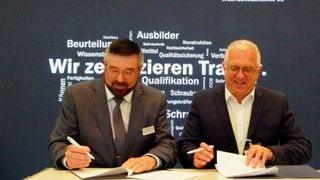 Hans-Martin Hanke, 1. Vorstandsvorsitzender des VQWS (li.), und Bernd Weinig, Director Trade Fair Solutions & Partnerships der Vogel Communications Group, unterzeichnen den Vertrag zur ideellen Trägerschaft der SchraubTec. (Bild: D.Quitter/VCG)