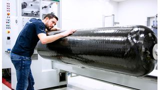Kautex kann faserverstärkte 320-l-Wasserstoff-Liner im Blasformverfahren herstellen. Hier ein Exemplar bei der Begutachtung durch einen Kautex-Experten.   (Kautex Maschinenbau)