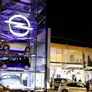 Am Car-Tower an der Hanauer Landstraße 263 leuchtet jetzt der Opel-Blitz. (Archiv: Vogel Business Media)