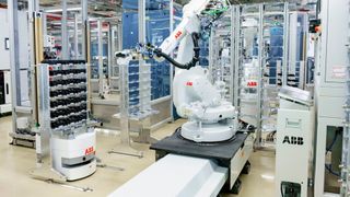Mobile Roboter werden traditionell in einem industriellen Umfeld eingesetzt, etwa um Werkteile in der Fabrik zu transportieren oder Maschinen zu beschicken. Hier der mobile Miniroboter „BlueBotics“ von ABB. (ABB)