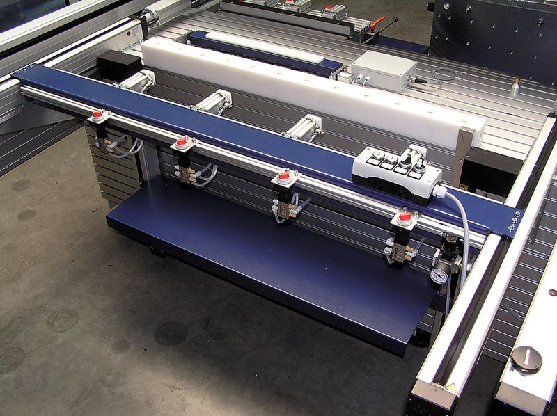 Bild 5: Am Winkeltisch auf der Rückseite sind Höhenanschlag und Spannbalken motorisch verstellbar.  (Bild: Knickmeier)