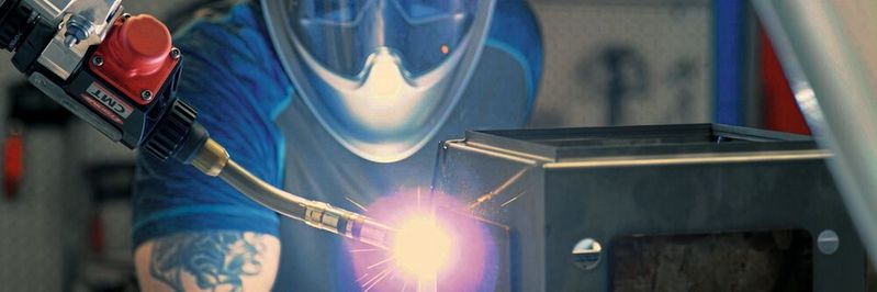 Mit automatisierten Zellen zum Lichtbogenschweis- sen von Trumpf hat die B&S Blech mit System die Fertigung in mittleren und grossen Serien automatisiert. Mit automatisierten Zellen zum Lichtbogenschweis- sen von Trumpf hat die B&S Blech mit System die Fertigung in mittleren und grossen Serien automatisiert.