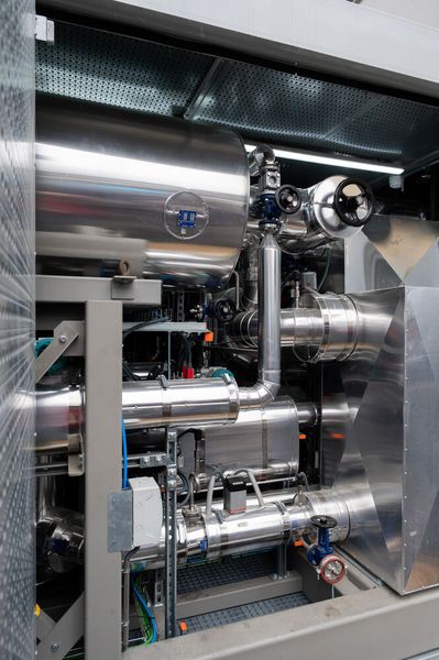 Die Großwärmepumpe nutzt die industrielle Niedrigtemperatur-Abwärme aus der Chemieproduktion des Evonik-Standortes Herne und transformiert sie auf ein fernwärmetaugliches Temperaturniveau.  (Bild: Evonik Industries)