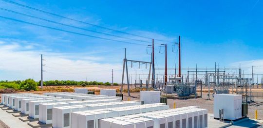 Hier blickt man auf ein Areal, auf dem Batteriespeicher stehen. Sie sorgen dafür, dass das Stromnetz stabil Energie liefert, wenn Solar- oder Windkraftanlagen wegen ungünstigen Bedingungen schwächeln. Doch der Einsatz von Speichern muss auch gut überlegt werden ...(Bild:  Tennet)