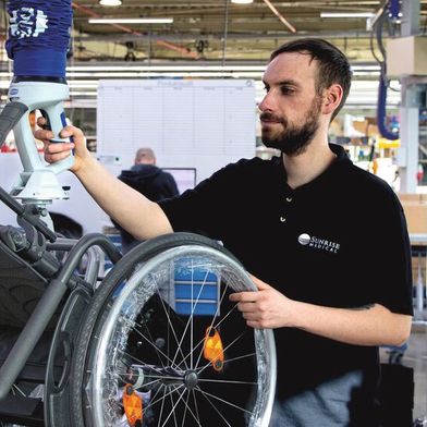Selbst 40 Kilogramm schwere Rollstühle bewegen Mitarbeitende dank „JumboFlex Generation 2“ mühelos. (Bild: J. Schmalz)