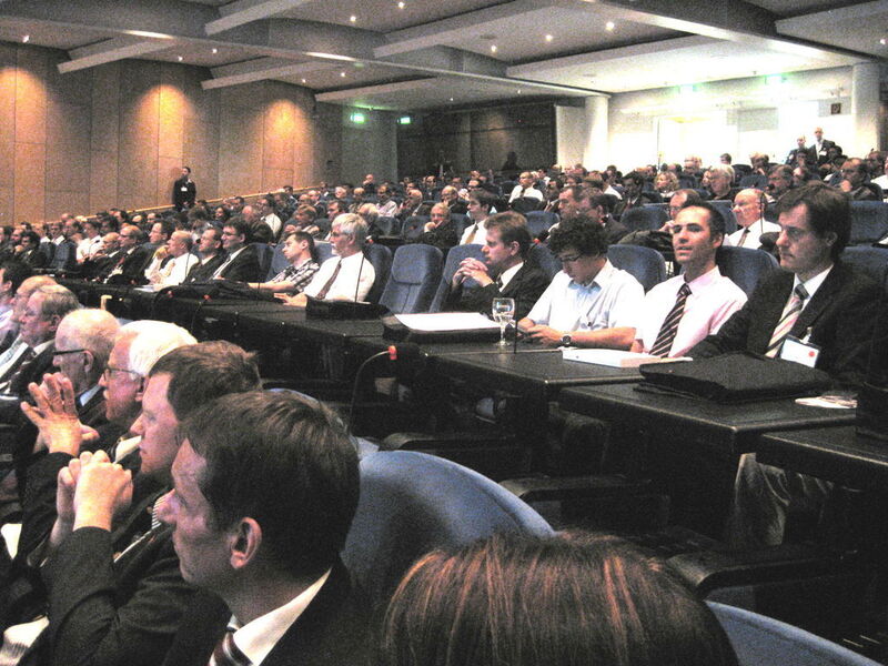 Für die 440 Teilnehmer der Automation 2011 wurde erstmals der große Saal im Untergeschoß benötigt.  (Bild: Drathen)