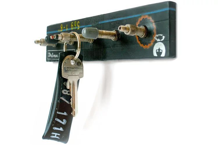 K.W.D. Berlin hat sich auf Upcycling spezialisiert und fertigt unter anderem dieses Schlüsselbrett mit ausgedienten Fahrradventilen. (Gefunden bei: www.kwd.berlin)